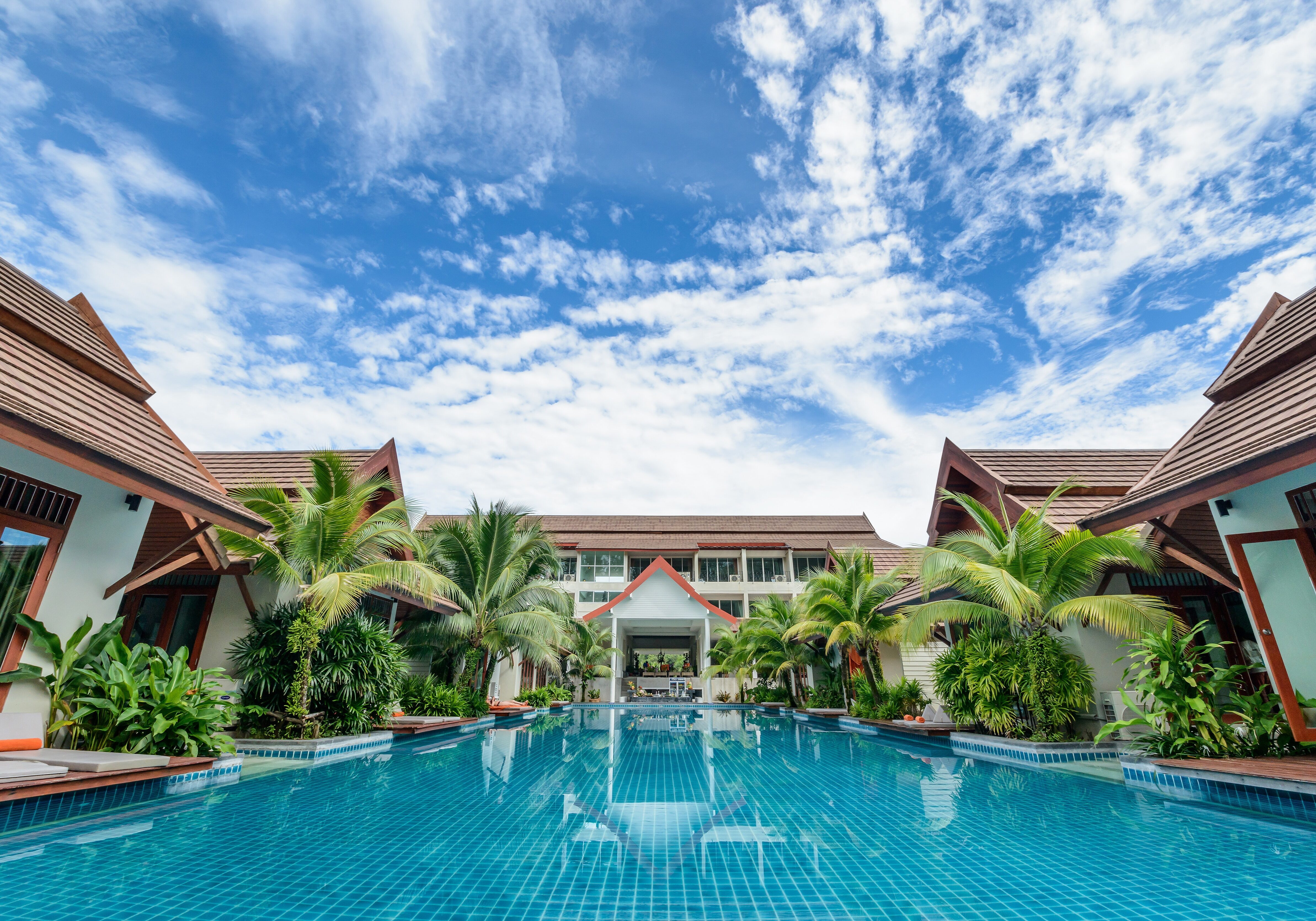 dug-out-pool-hotel-poolside-1134176